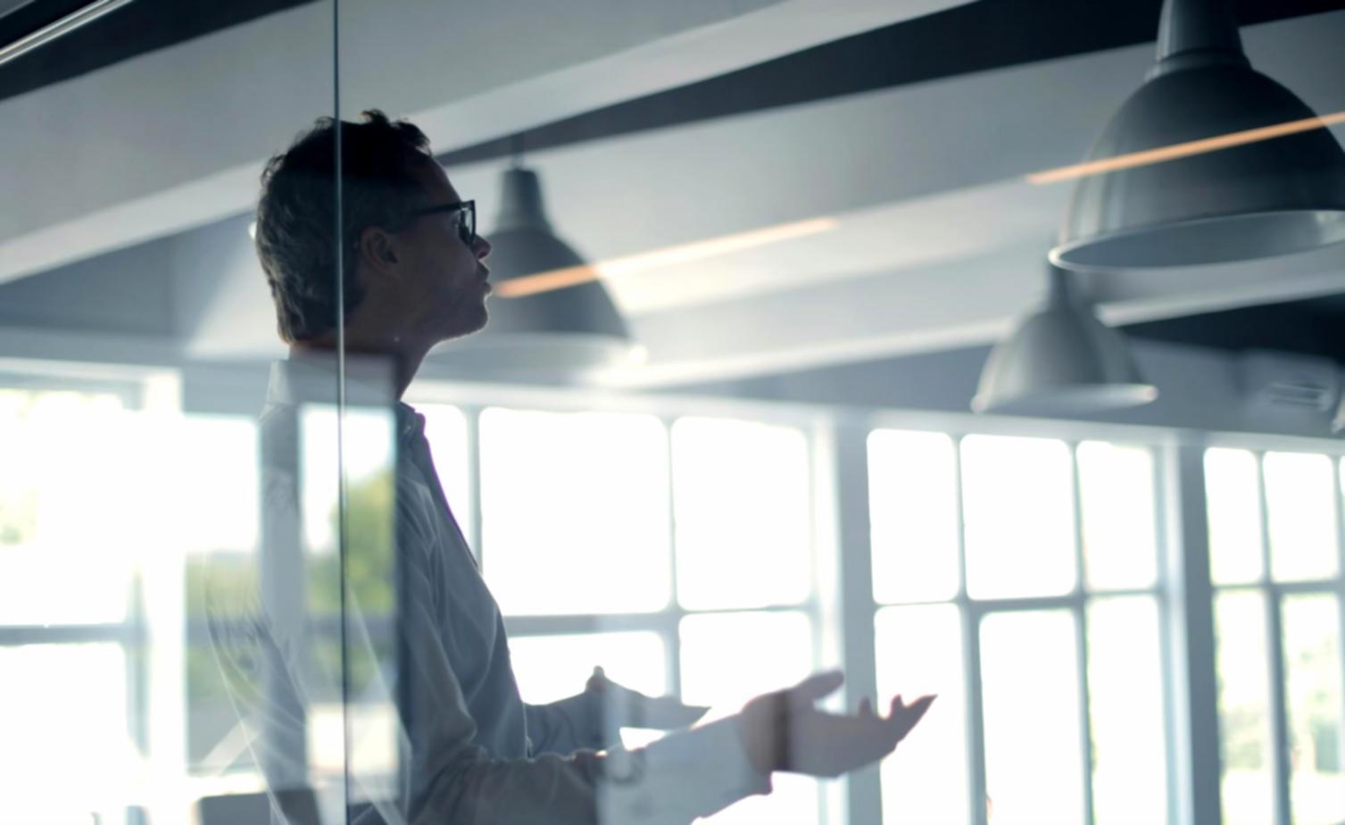 Team bei Projektbesprechung mit Laptop und Unterlagen