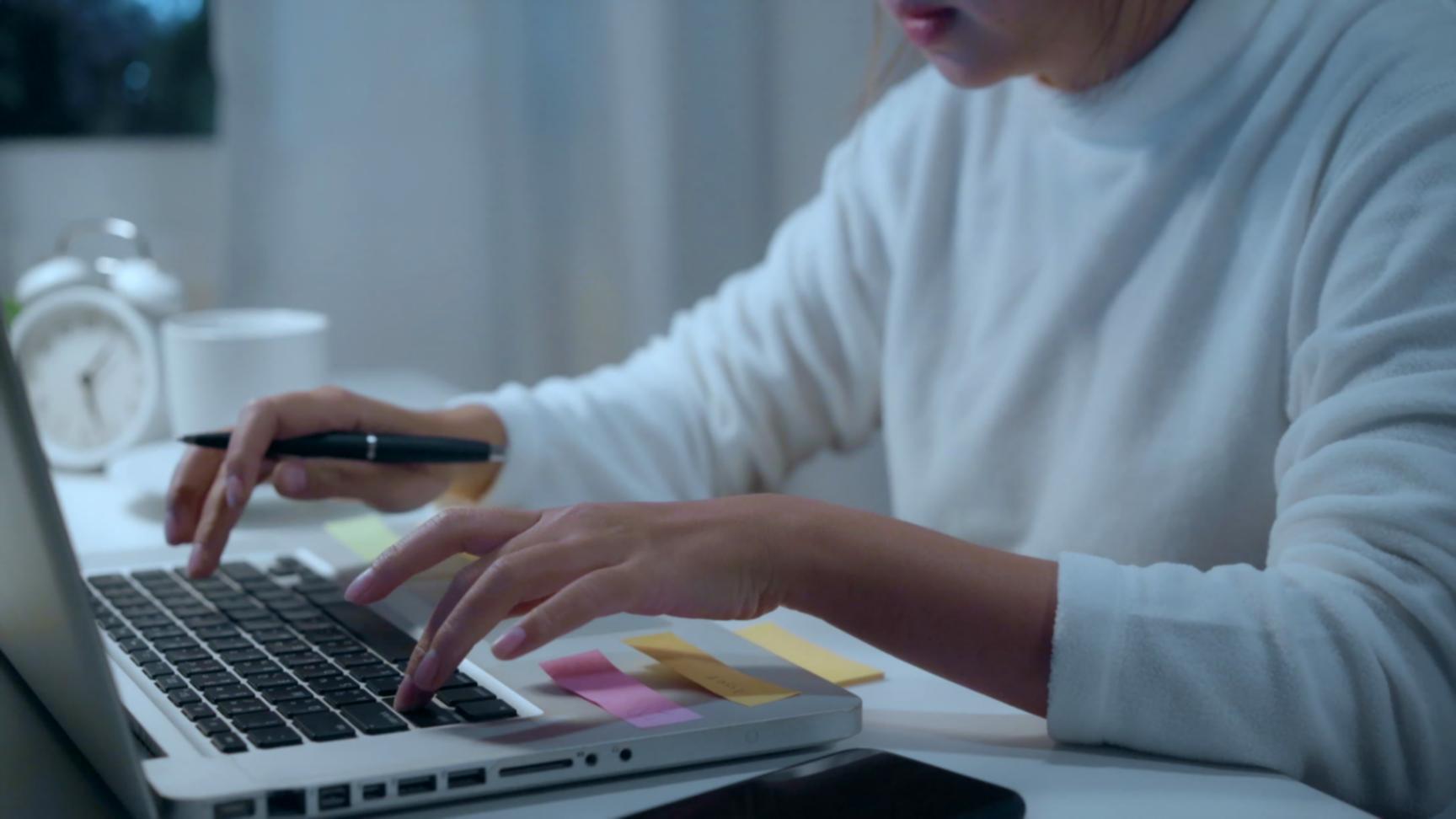 Teilnehmer arbeiten gemeinsam an SEO-Strategien während eines Live-Webinars